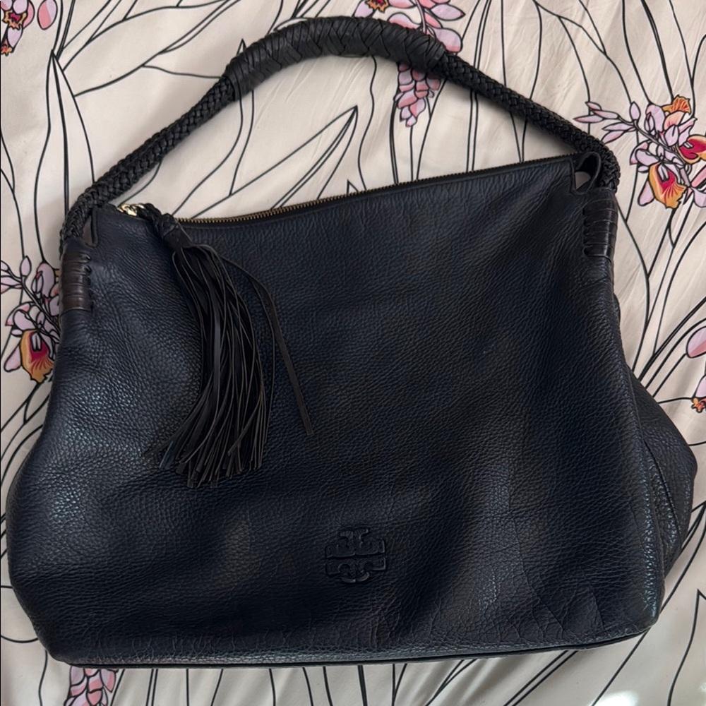 Tory Burch Black Shoulder Bag Sleek Leather Design